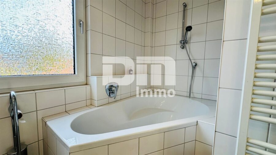 (R)eserviert!Gepflegtes Einfamilienhaus mit Terrasse, Balkon und schönem Gartenbereich - Badezimmer / Badewanne OG
